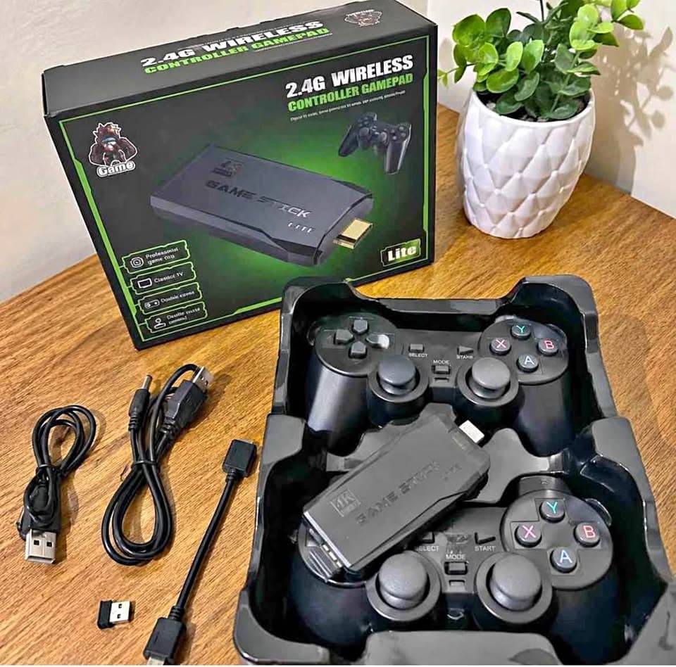 Caixa do Game Stick Lite com os dois controles, o stick e os cabos