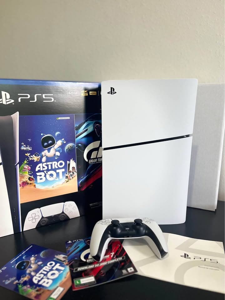 Console PlayStation 5 branco em pé, com controle DualSense, caixa e manual