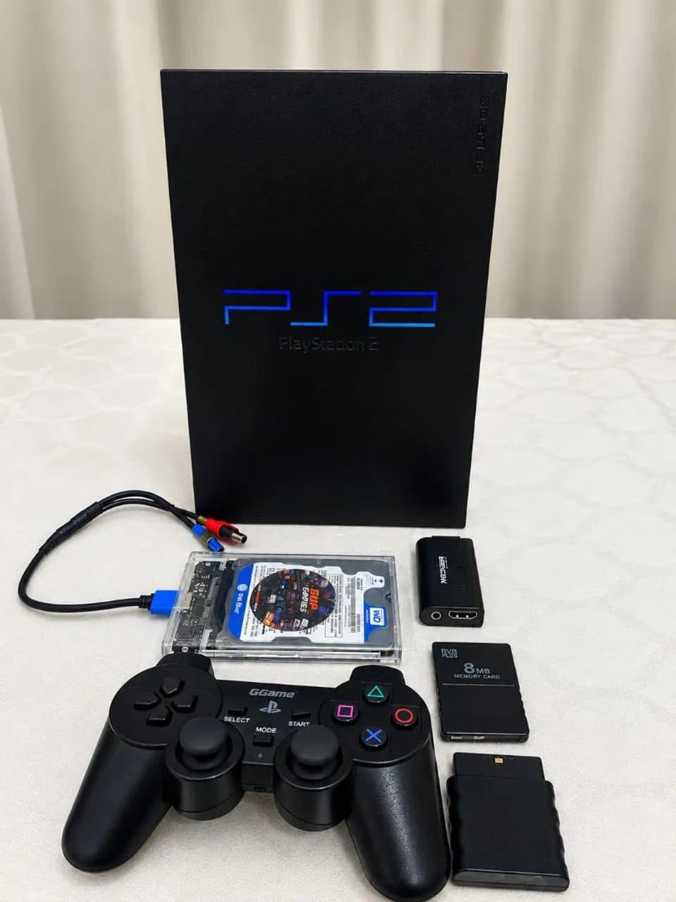 PlayStation 2 Fat em pé com controle sem fio, HD externo, adaptador HDMI, cartão de memória e cabos à frente