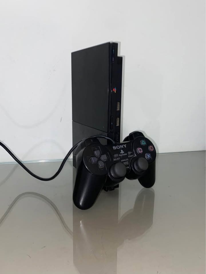 PlayStation 2 slim em pé com controle com fio original Sony à frente